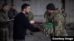 Președintele ucrainean Volodimir Zelenski a decorat miercuri mai mulți militari din zona Bahmut, unde se desfășoară de câteva luni cele mai aprige lupte.