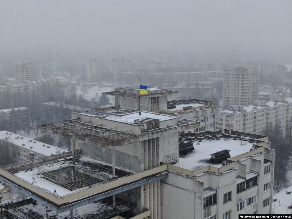 La bandiera ucraina viene issata a Minsk vicino al viale Nezalezhnasti nell'anniversario dell'inizio dell'aggressione russa contro l'Ucraina.  24 febbraio 2023 
