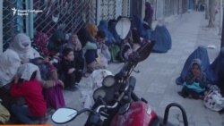Авганистански жени и деца принудени да питачат за леб