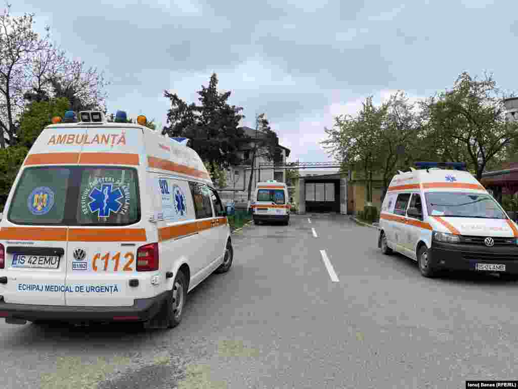 Ambulanțe în curtea Serviciului de Ambulanță Județean Iași. Serviciul are 77 de ambulanțe în parc; jumătate ar trebui date la casat.&nbsp;