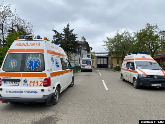 Ambulanțe în curtea Serviciului de Ambulanță Iași.