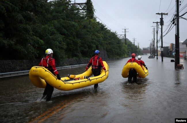 Ekipet e shpëtimit duke shkuar për t'i ndihmuar qytetarët në nevojë gjatë vërshimeve në Nju Jork, 29 shtator 2023.