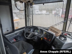 Compartimentul șoferului din autobuzul blindat.