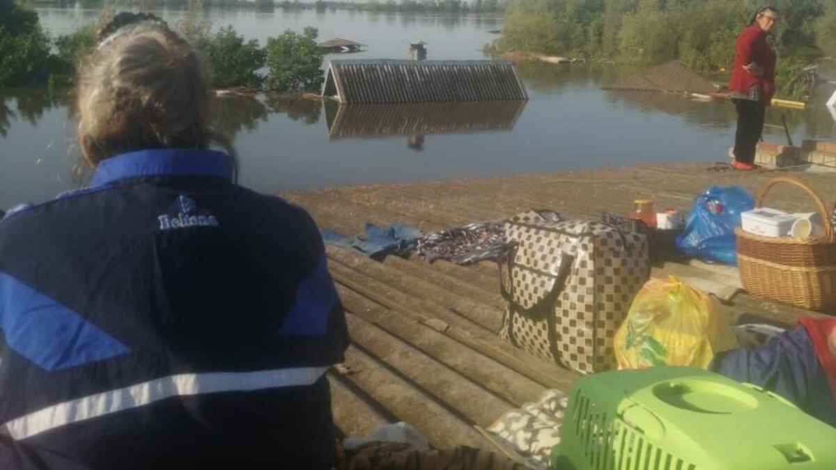 В затопленной Новой Каховке пропали без вести не менее семи человек