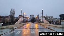 Vendimi për hapjen e urës është marrë në Kuvendin e Komunës së Mitrovicës së Veriut në prill të vitit 2023, por nuk është zbatuar ende.
