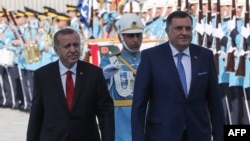 Turski predsjednik Recep Tayyip Erdogan (lijevo) i tadašnji predsjedavajući i srpski član tročlanog Predsjedništva Bosne i Hercegovine Milorad Dodik (desno) vrše smotru počasne garde tokom ceremonije dočeka u Ankari, 2. maja 2019. 