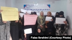 تعدادی از زنان معترض افغانستان که خواهان رفع محدودیت ها و اجازه کار و تحصیل به زنان و دخترا ن اند