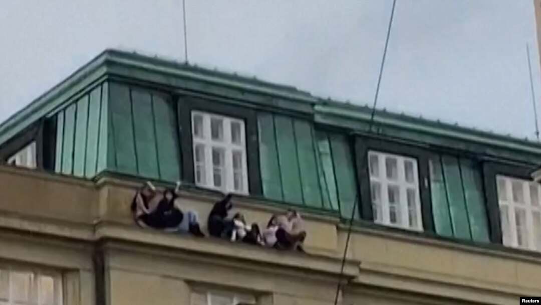 Tineri care au fugit pe un pervaz din calea atacatorului, un student de 24 de ani.