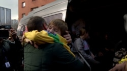 Fëmijët ukrainas që Rusia i dërgoi në Krime ribashkohen me familjet e tyre 