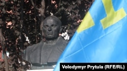 Памятник генералу Петру Григоренко в Симферополе, Крым, 16 октября 2012 г
