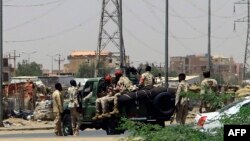 Pripadnici vojske raspoređeni su u Kartumu usred prijavljenih sukoba u gradu, 15. travnja 2023.