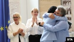  Украинската посланичка благодари с прегръдка на Манол Пейков за помощта за страната ѝ 