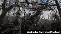 Українські військові ведуть вогонь на Донеччині, 26 грудня 2023 року