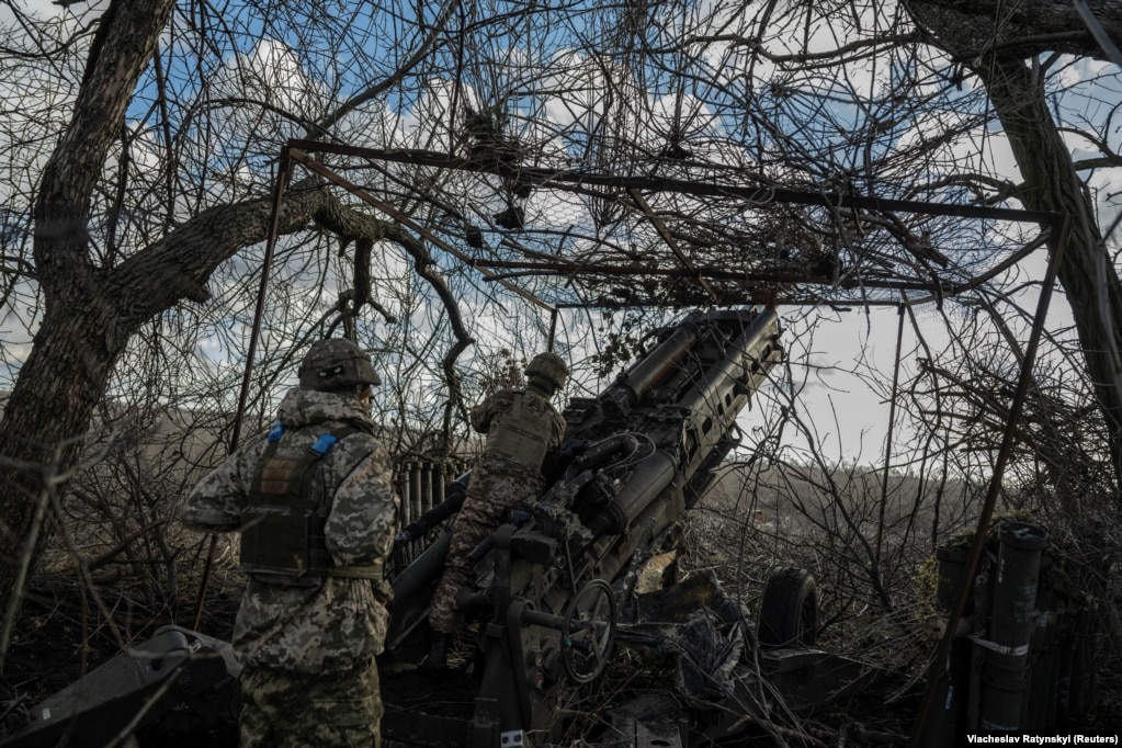 I soldati ucraini si preparano a sparare un'altra salva.  Mosca ha dichiarato il 25 dicembre che le sue forze avevano catturato Maryinka, che si trova a meno di 30 chilometri a sud-ovest della città di Donetsk, controllata dai russi, nell'Ucraina orientale.   