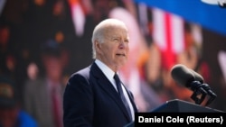 Presidenti i Shteteve të Bashkuara, Joe Biden, mban fjalim në ceremoninë e shënimit të përvjetorit të Ditës D, në Normandi, Francë, 6 qershor 2024.