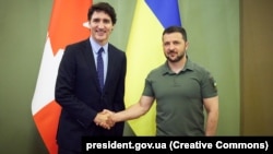 Ukrainian President Volodymyr Zelenskiy (right) and Canadian Prime Minister Justin Trudeau in Kyiv on June 10