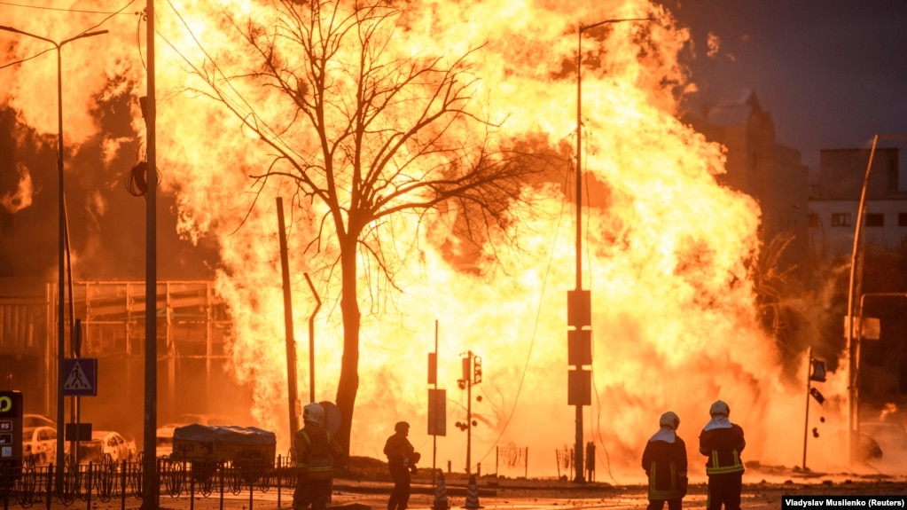 Пожар после ракетного удара по Киеву 2 января 2024 г.