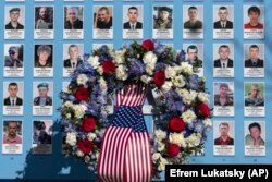 Вінок зі стрічкою у вигляді національного прапора США біля Стіни пам’яті українським героям. Київ, 20 лютого 2023 року