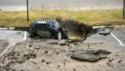 Машина провалилась под землю из-за коммунальной аварии в Барнауле