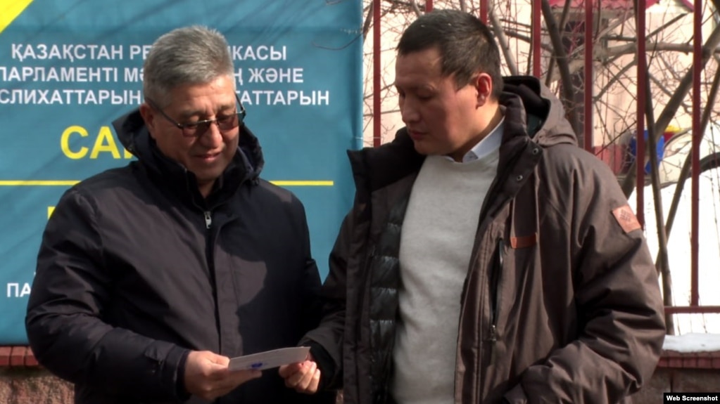 Активист Косай Маханбаев (справа) и его адвокат Айдынгали Табылдиев. Алматы, 17 февраля 2023 года