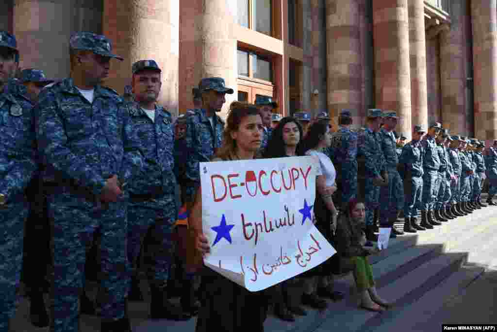 Armenians protest in central Yerevan on September 19 to urge the government to respond to the Azerbaijani military operation. After a brief but bloody six-week war between the regional archrivals in 2020, Azerbaijan recaptured much of Nagorno-Karabakh and seven surrounding districts controlled since the 1990s by ethnic Armenians with Yerevan&#39;s support.