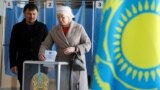 Дауыс беріп жатқан тұрғындар. Алматы, 19 наурыз, 2023 жыл. 