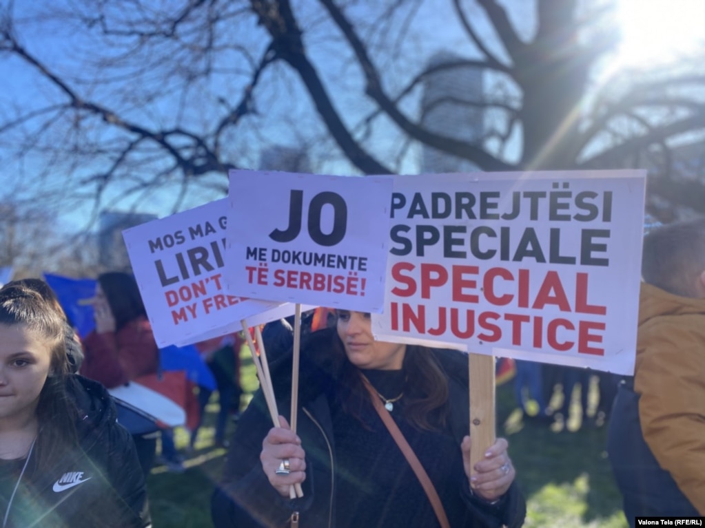 Qytetarët që protestonin në mbështetje të ish-eprorëve të UÇK-së, mbanin në duar pankarta "Jo me dokumente të Serbisë", Padrejtësi speciale" etj.