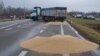 Польща: українські вантажівки, з яких висипали зерно, досі стоять на кордоні
