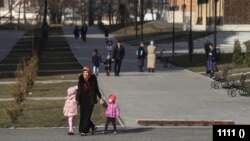 Женщина с детьми гуляет по Назрани, Ингушетия / Иллюстративное фото
