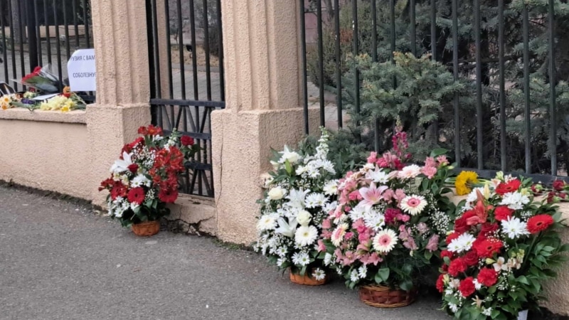 Мемориал жертвам теракта в Москве возник у секции интересов РФ в Тбилиси
