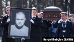 Похороны Владлена Татарского (Максима Фомина) на Троекуровском кладбище в Москве