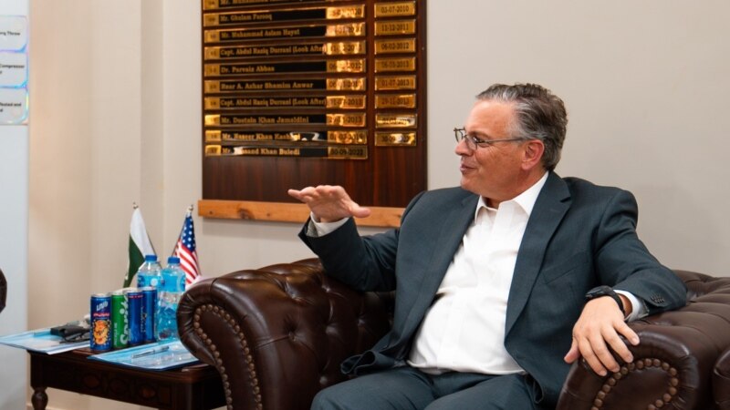 سفیر امریکا با سرپرست وزارت خارجه پاکستان در مورد حل مشکلات مهاجران افغان گفتگو کرد