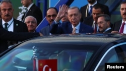 Presidenti i Turqisë, Recep Tayyip Erdogan, duke u larguar nga vendi ku zhvilloi takim me kryeministrin suedez, Ulf Kristersson, dhe shefin e NATO-s, Jens Stoltenberg. Vilnius, 10 korrik 2023.
