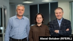 Interlocutorii podcastului „Dincolo de știri”, de la stânga la dreapta: Igor Boțan, Elena Cioina, autoarea emisiunii, și Nicolae Negru.