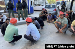 Rusiyanın Kazan şəhərində polis miqrant işçilərə qarşı reyd keçirir.