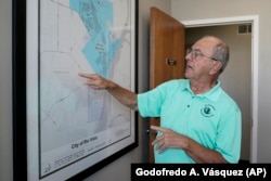 Kryetari Ron Kott duke shikuar hartën e Qarkut Solano.