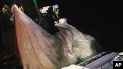 Моряци от група за обезвреждане на взривни боеприпаси изваждат останки от китайския балон край бреговете на Мъртъл Бийч, Южна Каролина, 5 февруари 2023 г.