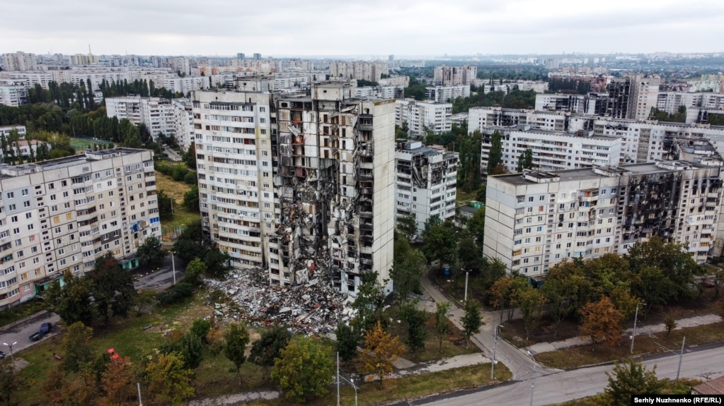 Ndërtesa banimi të dëmtuara në Saltivka, një periferi e Harkivit, më 13 shtator 2022.