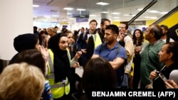 آرشیف، شماری از مسافرین در یکی از میدان‌های هوایی لندن