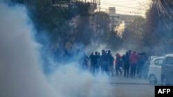 معترضان در شهر لاهور. پولیس پاکستان برای متفرق کردن آنها از گاز اشک آور استفاده کرد