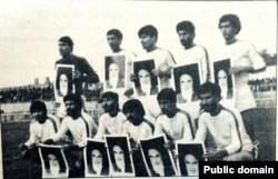 A team photo taken prior to a game in 1982 in which Habib Khabiri (front row, far left) is the only player not holding up a portrait of Ayatollah Khomeini.