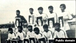 Khabiri është lojtari i vetëm që nuk mban portretin e Khomeinit.