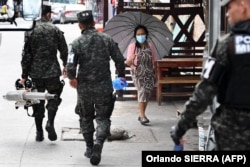 مأمورا پلیس نظامی هندوراس در جریان عمیات اضطراری ملی برای مقابله با تب دنگی