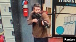 Поліція штату Мен оприлюднила записи з камер відеспостереження, на яких зображений підозрюваний нападник років 40-ка