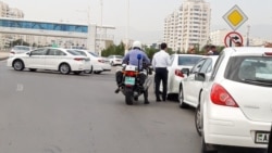 Diňle: Ýaşaýjylar 'ahlak reýdleriniň' para bilen 'tamamlanýandygyny' aýdýarlar