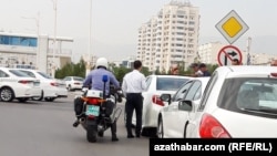 Ýol hereketine gözegçilik edýän polisiýa işgäri. Türkmenistan (arhiw suraty).  