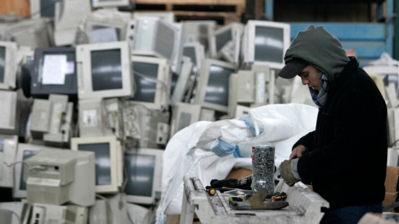 Electronicele la reparat, nu la gunoi. UE vrea să prelungească viața telefoanelor, aspiratoarelor și frigiderelor
