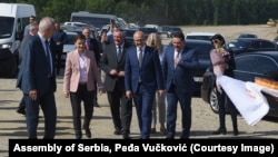 Premijer Miloš Vučević (u sredini) na graničnom prelazu Sremska Rača, 7. jun 2024.