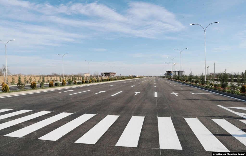 Një autostradë me tetë korsi që kalon përmes Aghdamit, një qytet i cili ishte kapur nga forcat armene në luftën e partë të Nagorno-Karabakut dhe që ishte përshkruar si “qyteti fantazmë” derisa u dorëzua si pjesë e një marrëveshjeje armëpushimi më 2020.