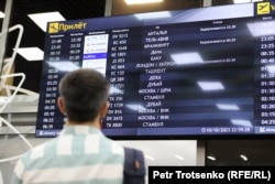 Мужчина смотрит на информационное табло в ожидании рейса из Тель-Авива. 10 октября 2023 года